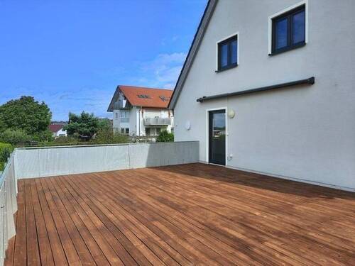 Ausgang Küche u. Markise über Terrasse - 2 Zimmer Etagenwohnung in Hasselroth