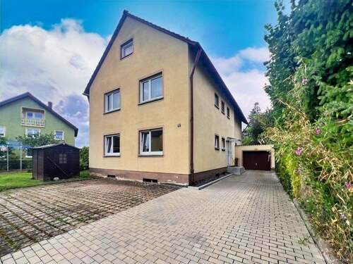 Hausansicht von der Giebelseite - 3 Zimmer Etagenwohnung zum Kaufen in Gochsheim