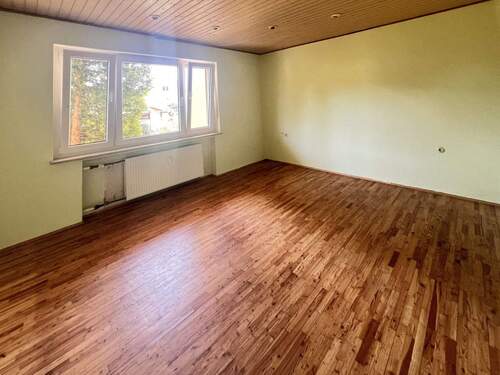 Schlafzimmer mit Parkettboden - 