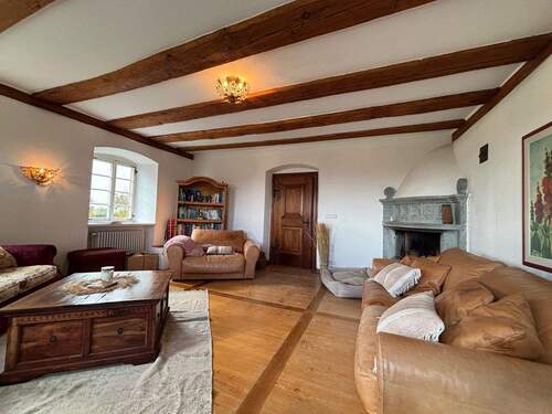 Wohnbereich mit Echtholzboden und offenem Kamin - Einfamilienhaus mit 270,00 m&sup2; in Eigeltingen zur Miete