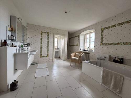 Großes Familienbad mit Wanne und Dusche - 