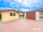 Einfahrt und Garage - 