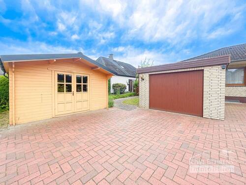 Einfahrt und Garage - 