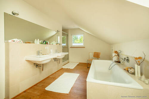 Badezimmer Dachgeschoss (2) - 