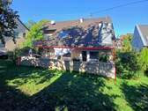 Ansicht 1 - Außergewöhnliches Wohnambiente! Terrassenwohnung in Dreifamilienhaus mit Doppelgarage!