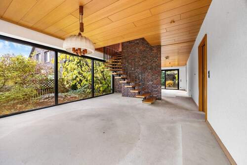 Wohn-Essbereich mit Treppe - 