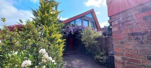 Haus von vorne und Eingang - 5 Zimmer Einfamilienhaus zum Kaufen in Wilhelmshaven