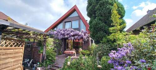 Haus von vorne und Terrasse - 5 Zimmer Einfamilienhaus in Wilhelmshaven