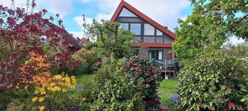 Haus von hinten und Garten - Einfamilienhaus mit 174,70 m&sup2; in Wilhelmshaven zum Kaufen