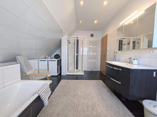 Hübsches Vollbad mit allem Drum und Dran - 