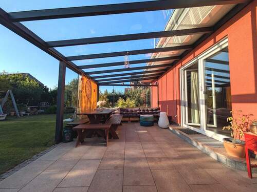 Überdachte Terrasse mit Sitzecke - 