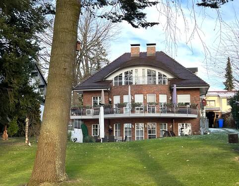 Blick auf das Mehrfamilienhaus - Wohnen wo andere Urlaub machen! Attraktive Wohnung mit Blick auf den Scharmützelsee