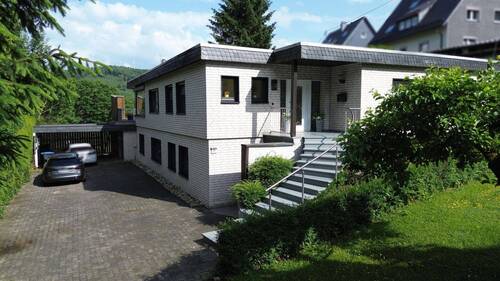 Eingangsbereich - charmanter Flachdachbungalow mit sonniger Terrasse und Einliegerwohnung