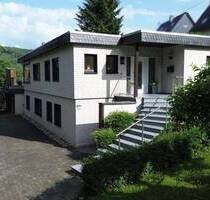 charmanter Flachdachbungalow mit sonniger Terrasse und Einliegerwohnung - Siegen Gosenbach