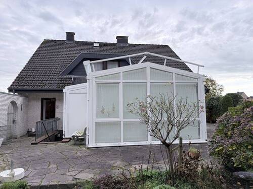 Hausansicht mit Wintergarten - 
