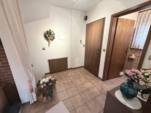 Eingangsbereich links - 7 Zimmer Einfamilienhaus zum Kaufen in Bremen