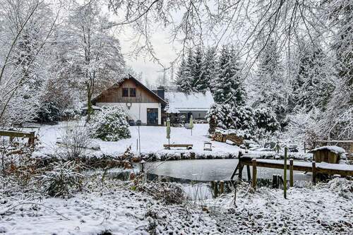 Gesamtansicht im Winter - Einfamilienhaus in Glashütten zum Kaufen