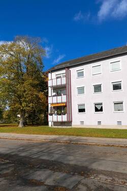 Außenansicht - 2 Zimmerwohnung + Balkon in Neusäß - sanieren und profitieren!