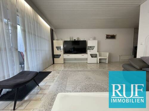 Wohnzimmer - Charmantes Reihenmittelhaus mit Terrasse, Gartenanteil und Tiefgaragenstellplatz