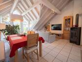 Wohn- Essbereich - Charmante 3,5-Zimmer-Dachgeschosswohnung mit Balkon und Kaminofen in ruhiger Lage von Liggeringen
