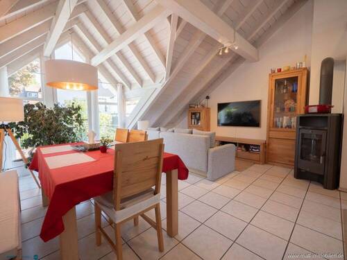 Wohn- Essbereich - Charmante 3,5-Zimmer-Dachgeschosswohnung mit Balkon und Kaminofen in ruhiger Lage von Liggeringen