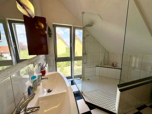 hochwertiges Bad im Obergeschoss - 