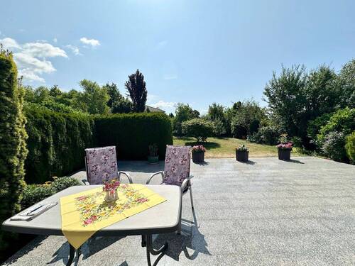 große Terrasse mit Blick in den Garten - 