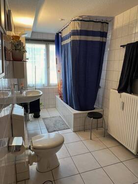 Badezimmer - Etagenwohnung mit 50,00 m² in Stuttgart zum Kaufen
