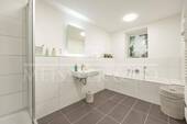 Vollbad mit sep. Dusche - 