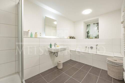 Vollbad mit sep. Dusche - 