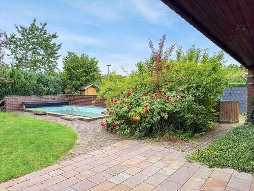 Überdachte Terrasse, Aussicht zum Pool - 