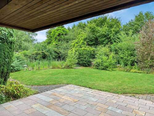 Überdachte Terrasse, Aussicht Richtung Teich. - 