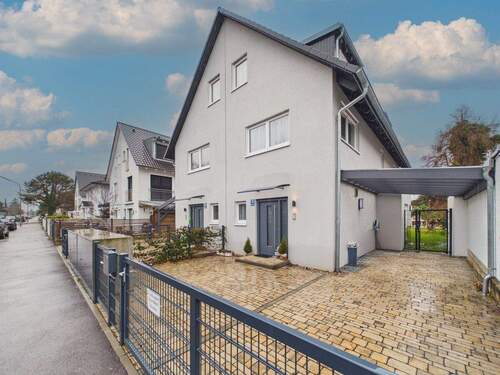 Strassenansicht - Solln: Baujahr 2023: Moderne Doppelhaushälfte mit schönem Westgarten und Carport