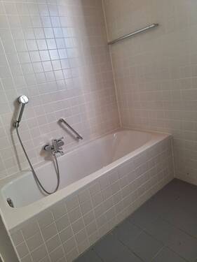 Bad mit Wanne - 