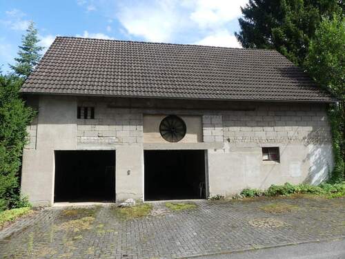 Nebengebäude mit Garagenstellplätzen - 