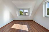 Schlafzimmer - Bezugsfertige Dachgeschosswohnung im Herzen des Martinsviertels mit Tiefgaragenstellplatz