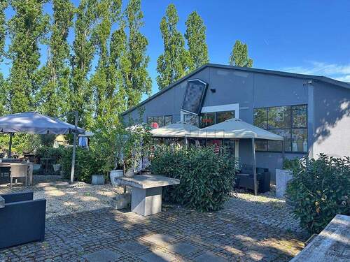 Eingang hintere Halle mit Möbel-/Dekogeschäft und Bistrobereich - Halle zum Kaufen in Mühlheim am Main