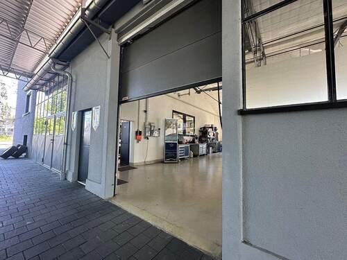 Werkstatt-/Hallezugang mit Rolltor - 