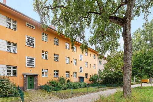 Moderne, gepflegte Hausfront - Helle 2-Zimmer-Altbauwohnung mit Balkon in Reinickendorf - vermietet