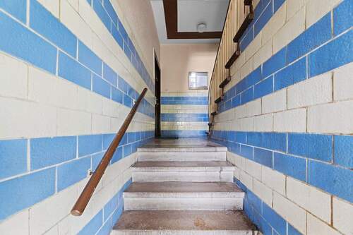 Sauberes, gefliestes Treppenhaus - Etagenwohnung mit 60,20 m&sup2; in Berlin zum Kaufen