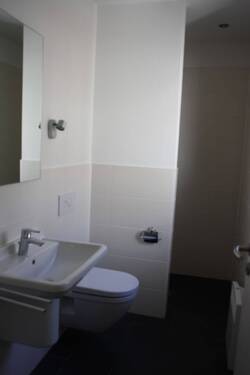 Gäste -WC mit Dusche - 