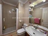 Badezimmer mit geräumiger Duschkabine - 