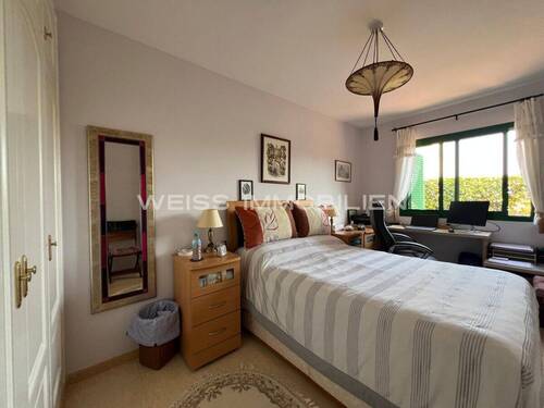 Schlafzimmer mit Einbauschrank und großen Fenstern - 3 Zimmer Etagenwohnung in Teneriffa