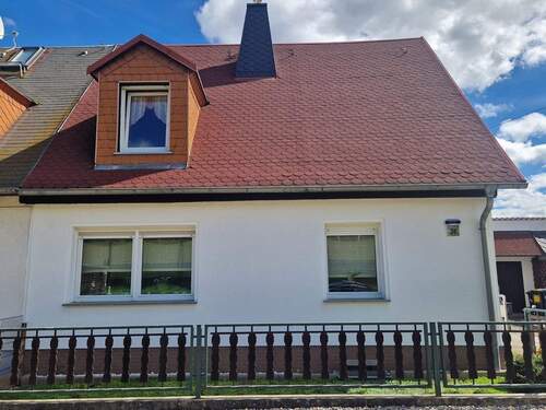 Haus Vorderansicht - Ein-Zweifamilienhaus in Neukieritzsch