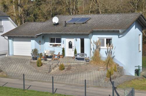 Frontansicht - Neuwertiges Einfamilienhaus mit herrlichem Garten direkt am Wald.
