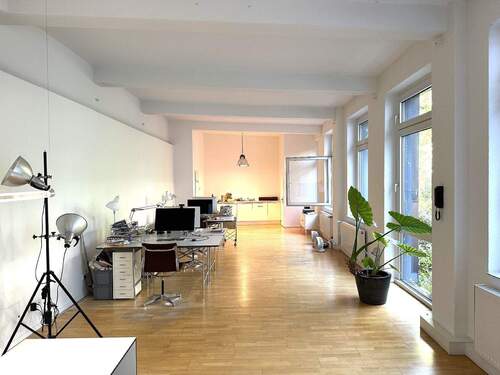 Bürofläche - Düsseldorf-Friedrichstadt! Helles, großräumiges Büro mit PKW-Stellplatz!