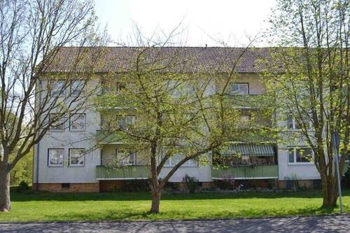 Birkenallee 99: Außenansicht über die Grünanlage mit altem Baumbestand auf die Westbalkone. - 3 Zimmer Etagenwohnung in Baunatal