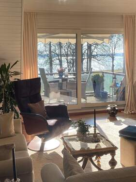 Wohnzimmer mit Balkon - 3 Zimmer Etagenwohnung zum Kaufen in Lübeck