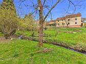 Bild 1 - Liebevoll gepflegtes Einfamilienhaus mit idyllischem Garten und romantischem Bachlauf
