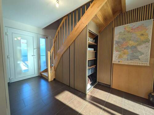 Eingangsbereich mit Stauraum - 4 Zimmer Einfamilienhaus in Neu Wulmstorf